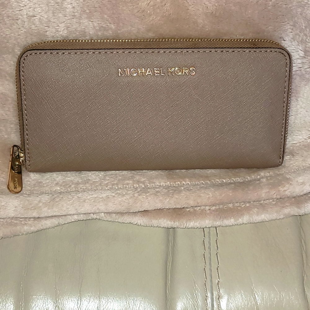 Michael Kors Leather Zip-Around Accordian Wallet